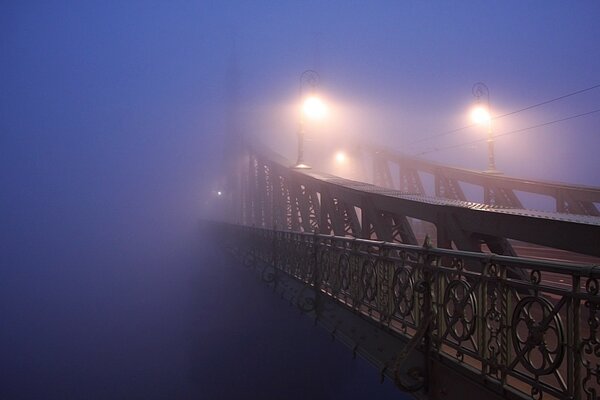 Blauer Nebel auf einer leeren Brücke