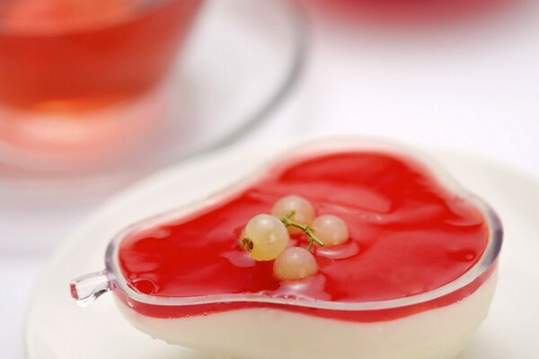 Schönes Gelee-Dessert mit einem Zweig Johannisbeeren