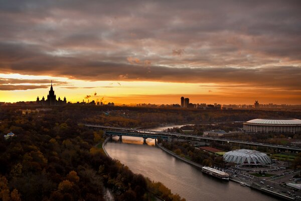 Pont sur la rivière dans la ville de Moscou