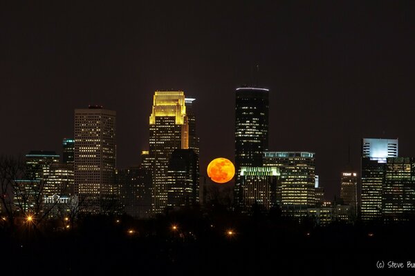 Luna llena en la ciudad de Minneapolis