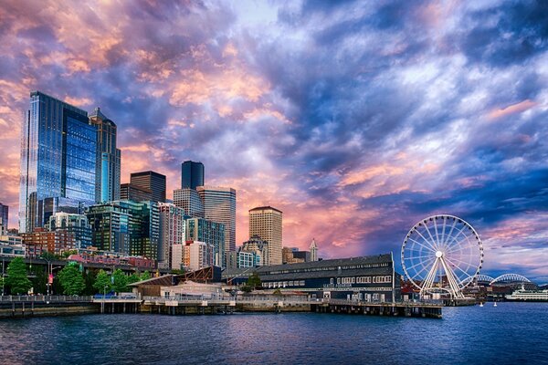 Rueda de mierda en Seattle al atardecer