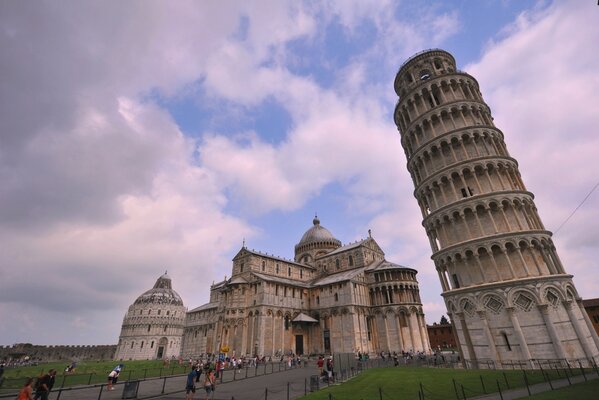 The Italian Leaning Tower of Pisa stands on a green field