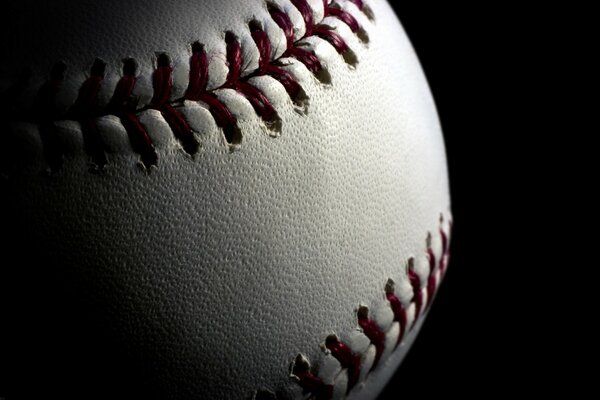 Baseballball mit roter Naht