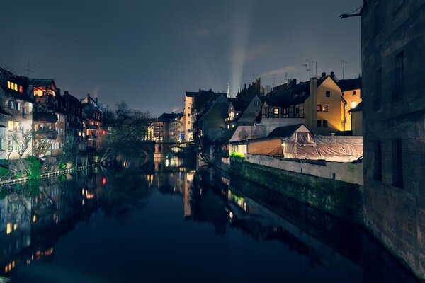 Bella città notturna sul fiume