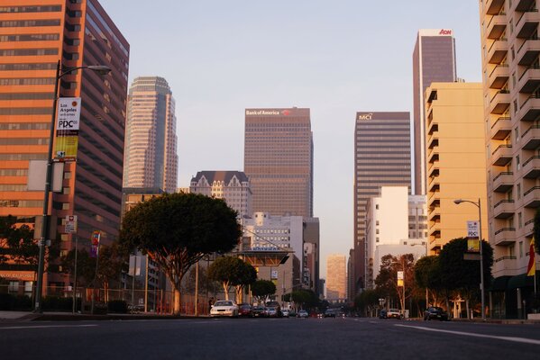 Puesta de sol en la gran ciudad entre los rascacielos