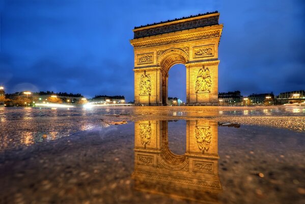 Arco de triunfo sobre el agua en París