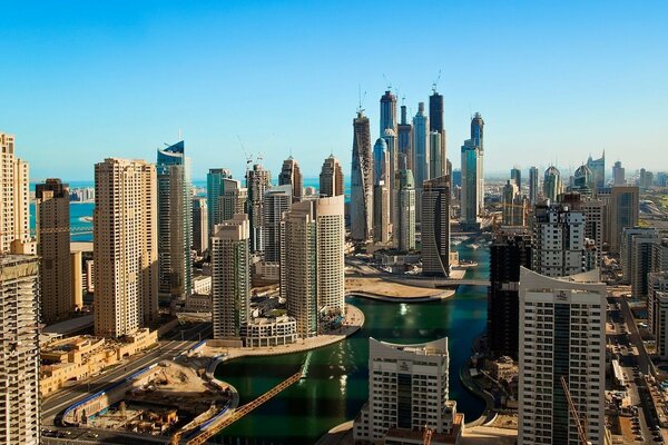 Wolkenkratzer in Dubai vor dem Hintergrund des blauen Himmels