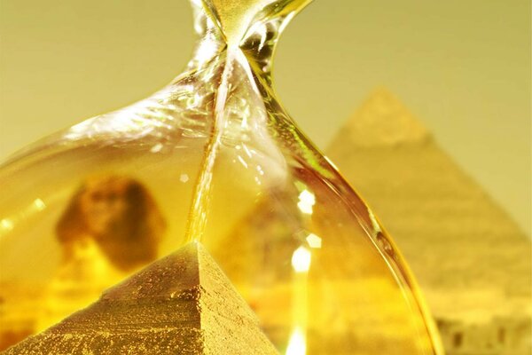 The Sphinx and the Pyramid through the hourglass