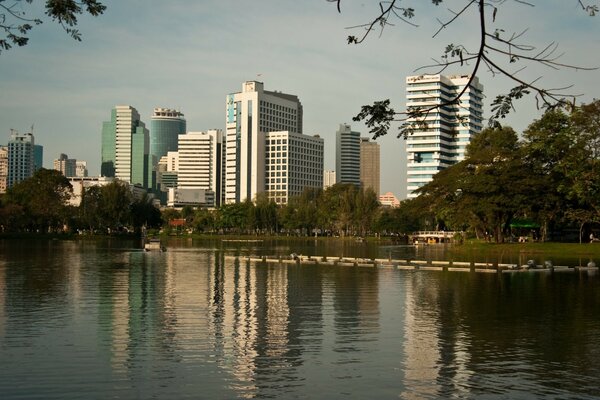 Die Reflexion der Stadt im Wasser