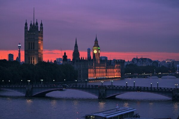 La capital de Inglaterra por la noche, las maravillas de la arquitectura