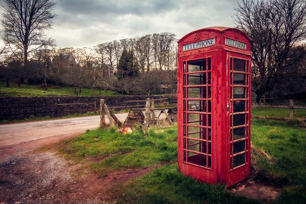 La cabina roja se encuentra en la hierba verde