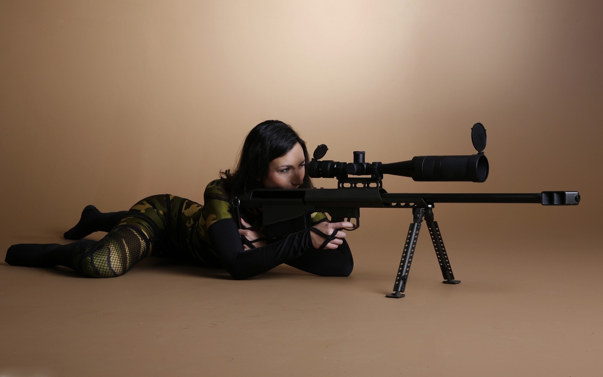 camuflaje rifle francotirador chica vista