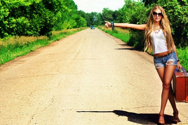 Ragazza bionda vota sulla strada