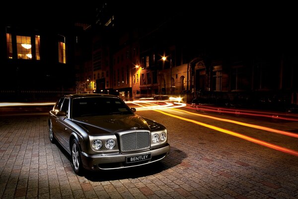 Auto Bentley sulla strada di notte