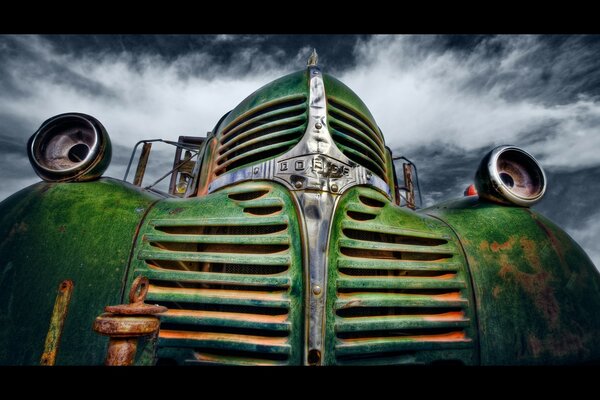 Coche retro verde cubierto de óxido