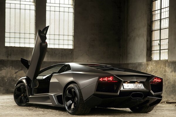 Voiture noire lamborghini 2008 à l intérieur