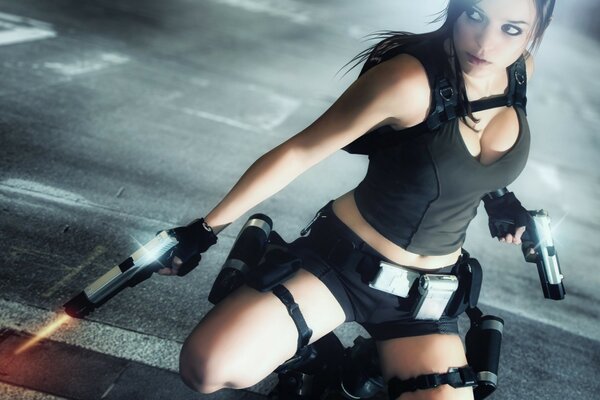 Chica morena en la imagen de Lara Croft