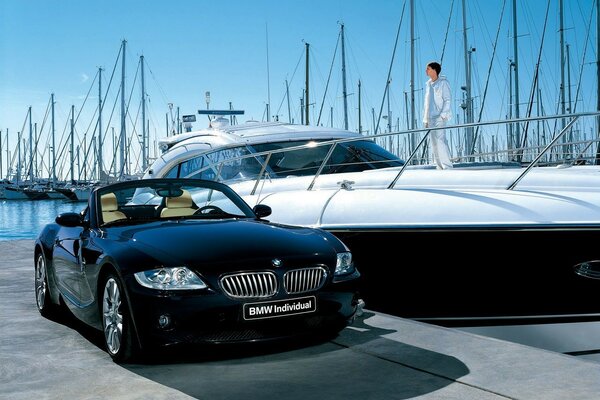 Un yate blanco y un BMW negro en un hombre rico