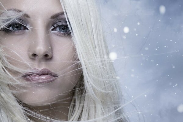 Visage blonde avec des cheveux en développement closeup