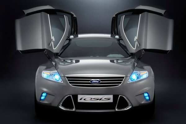 Auto Ford con porte aperte