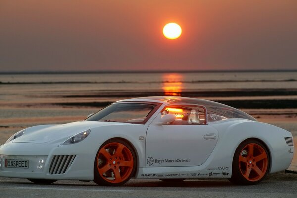 Voiture tuning part au coucher du soleil