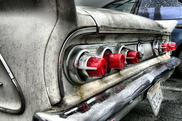 Elegantes faros rojos en el coche