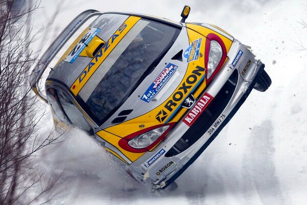 Voiture de course sur un dérapage sur une piste enneigée