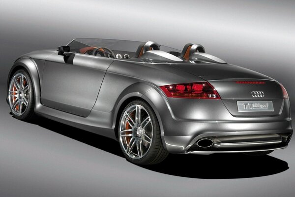 Grauer Audi tt in Cabrio-Karosserie