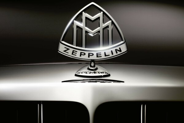 Emblema Maybach zeppelin nei toni del grigio