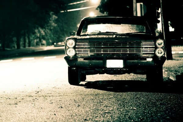 Noir car pontiac in the rain