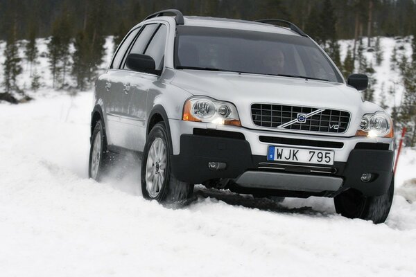 Автомобиль volvo снежной зимой