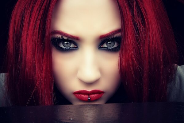 Fille aux cheveux rouges et piercing