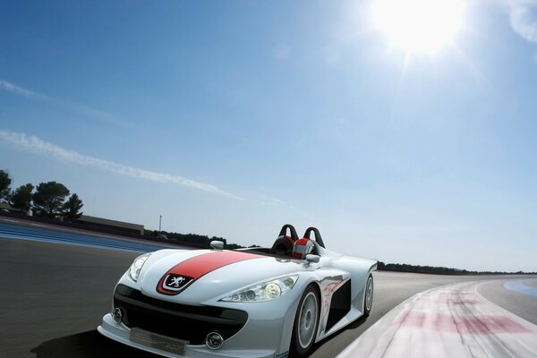 Carrera de Peugeot en la pista solar