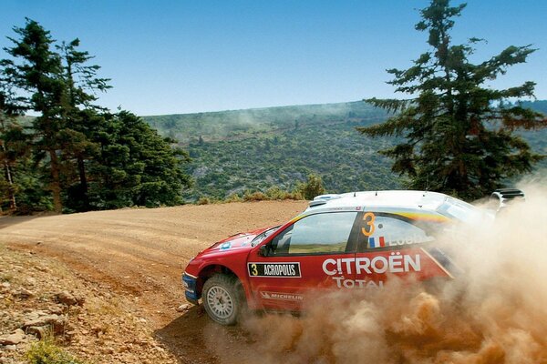 Voiture de course dans les clubs de poussière