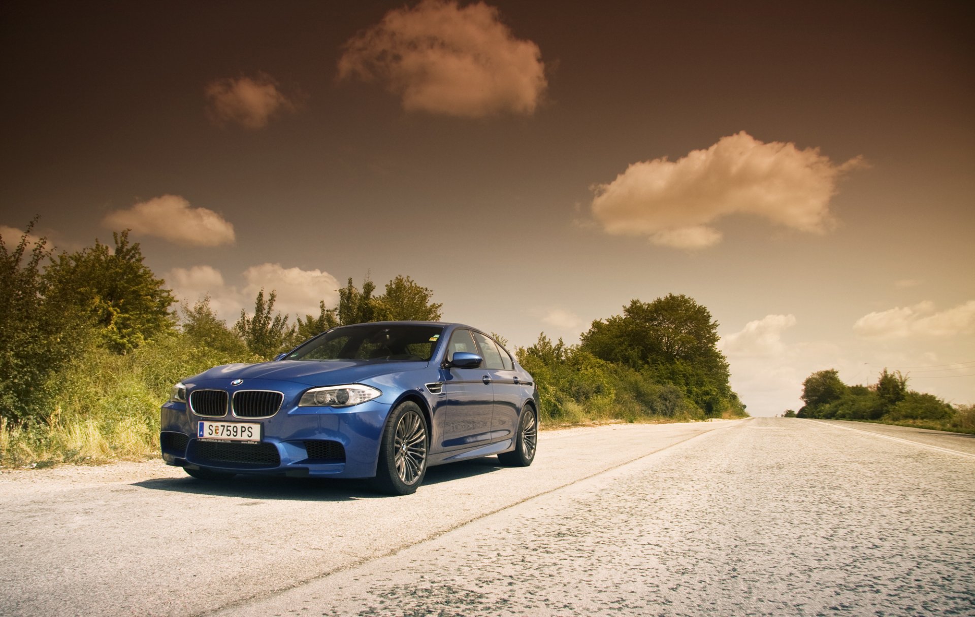 bmw m5 f10 blu bmw strada cielo nuvole blu