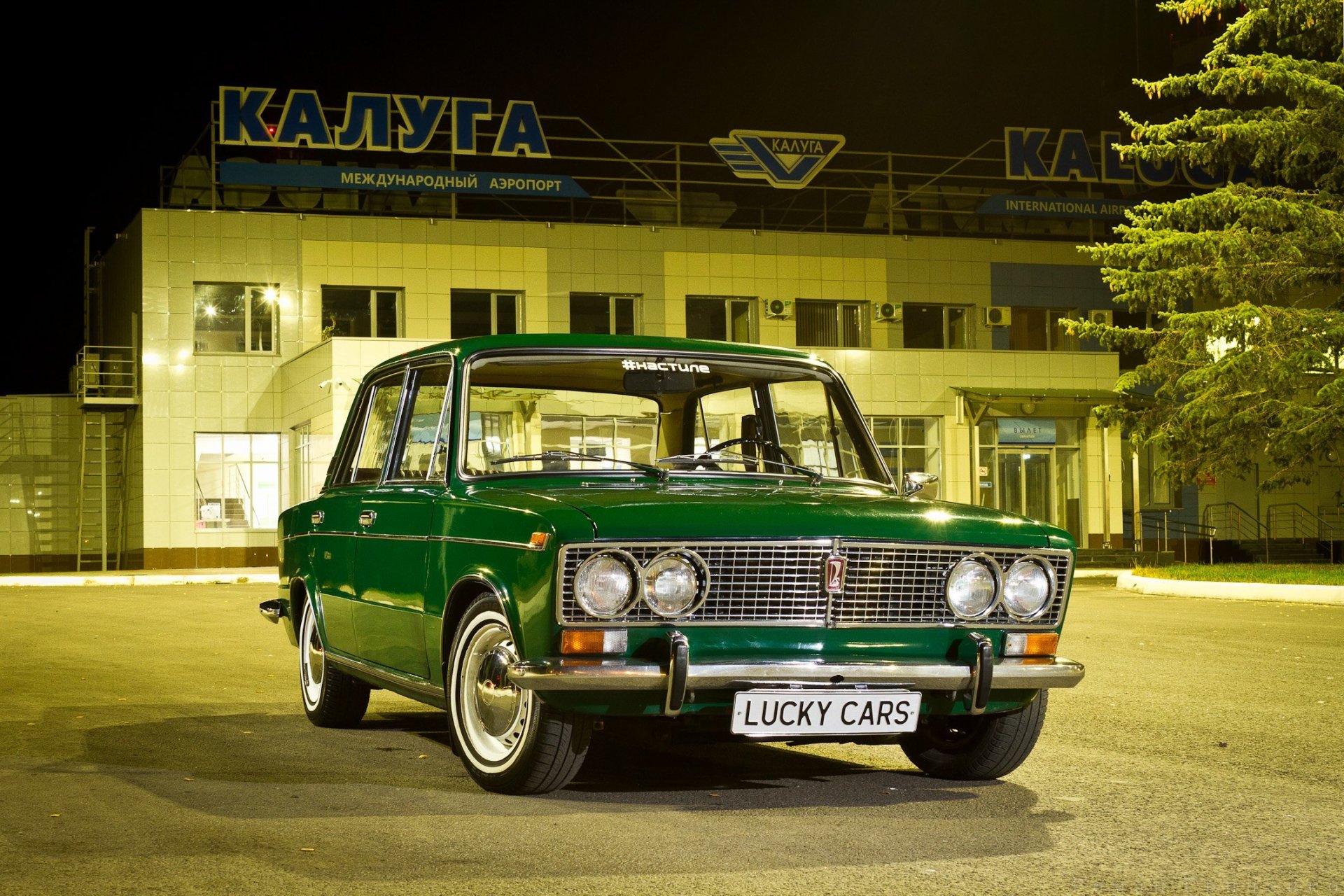 dziewczyna auto kaługa lotnisko vaz grosz retro podłogi lucky cars