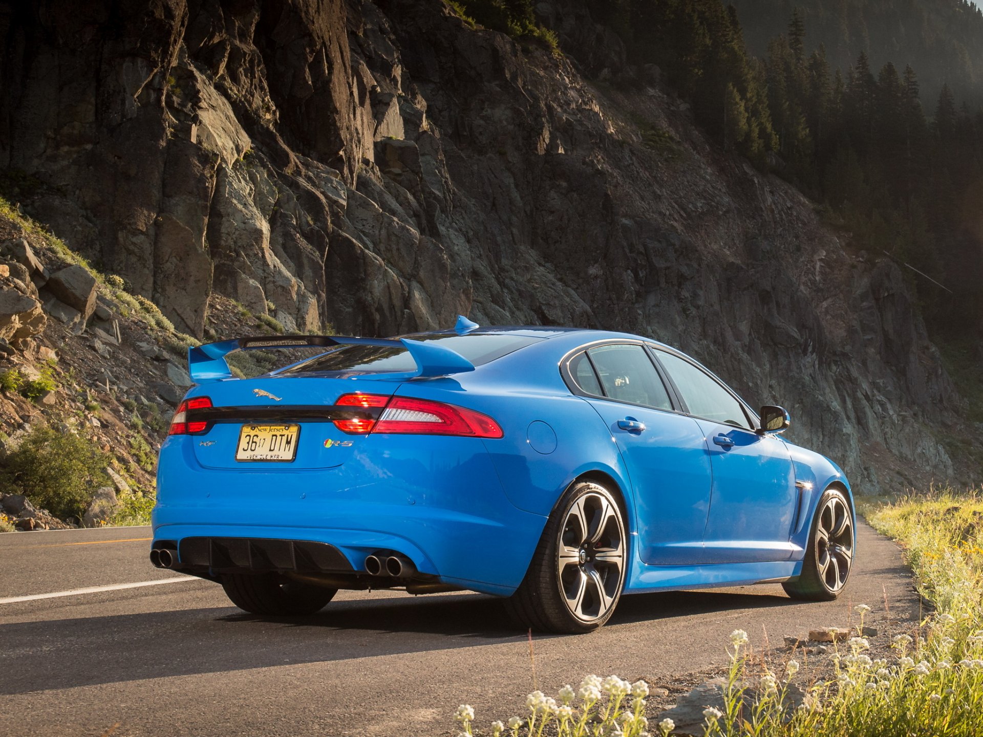 jaguar xfr-s blu strada culo