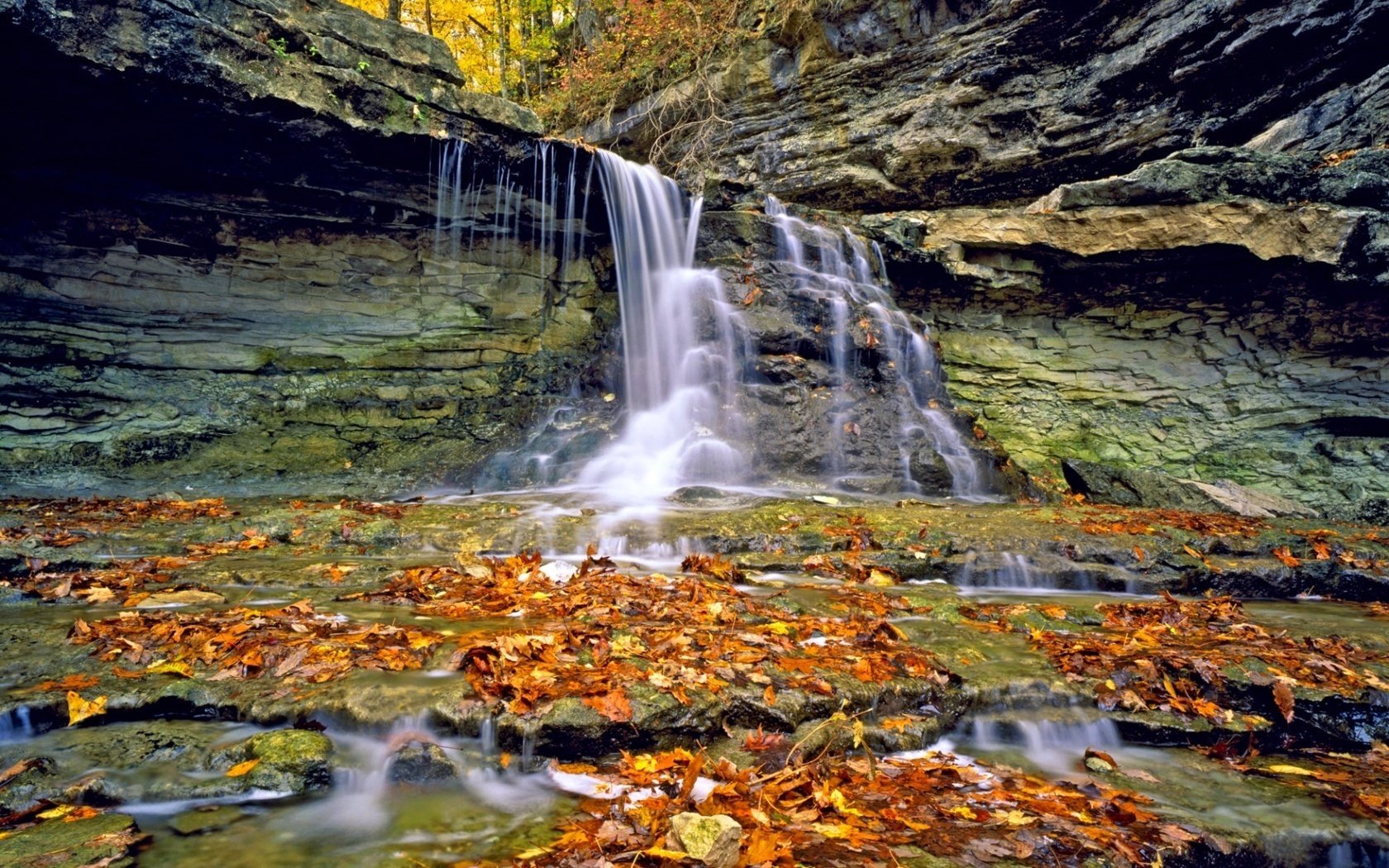 herbstlaub felsen wasser wasserfälle bäche laubfall goldene zeit sommer gelbe blätter