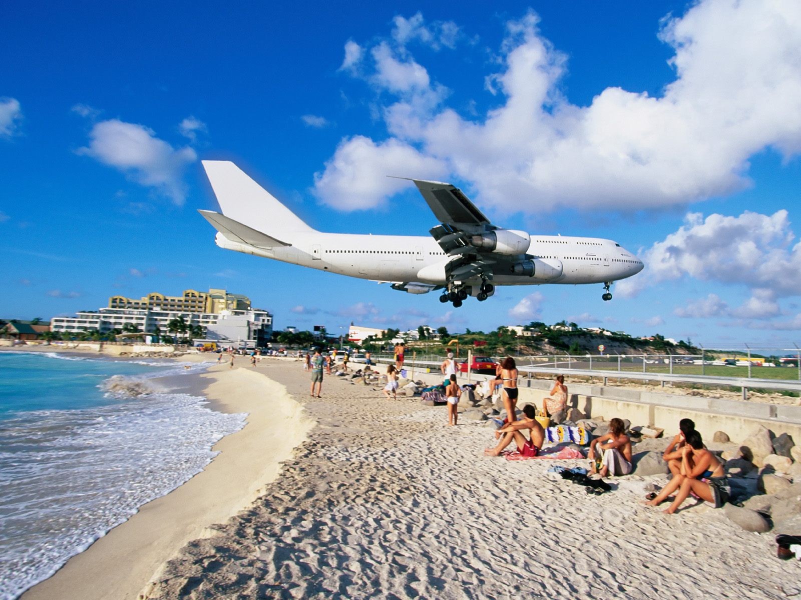 avión playa cielo multitud