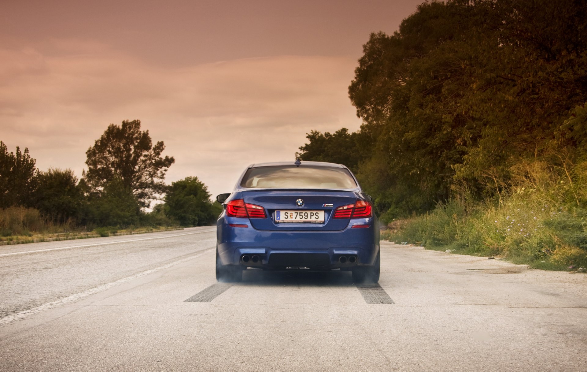 bmw m5 f10 bleu bmw route ciel nuages bleu