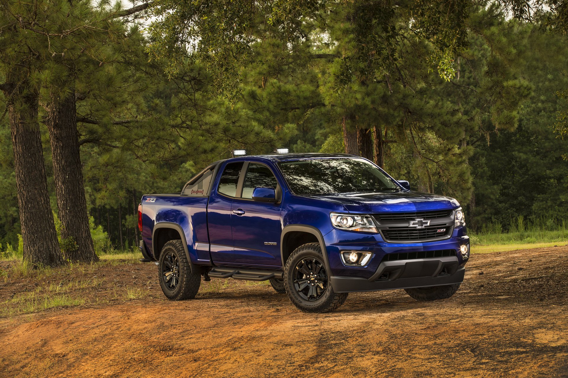 2015 г. chevrolet колорадо z71 трейл босс extended cab шевроле пикап джип синий