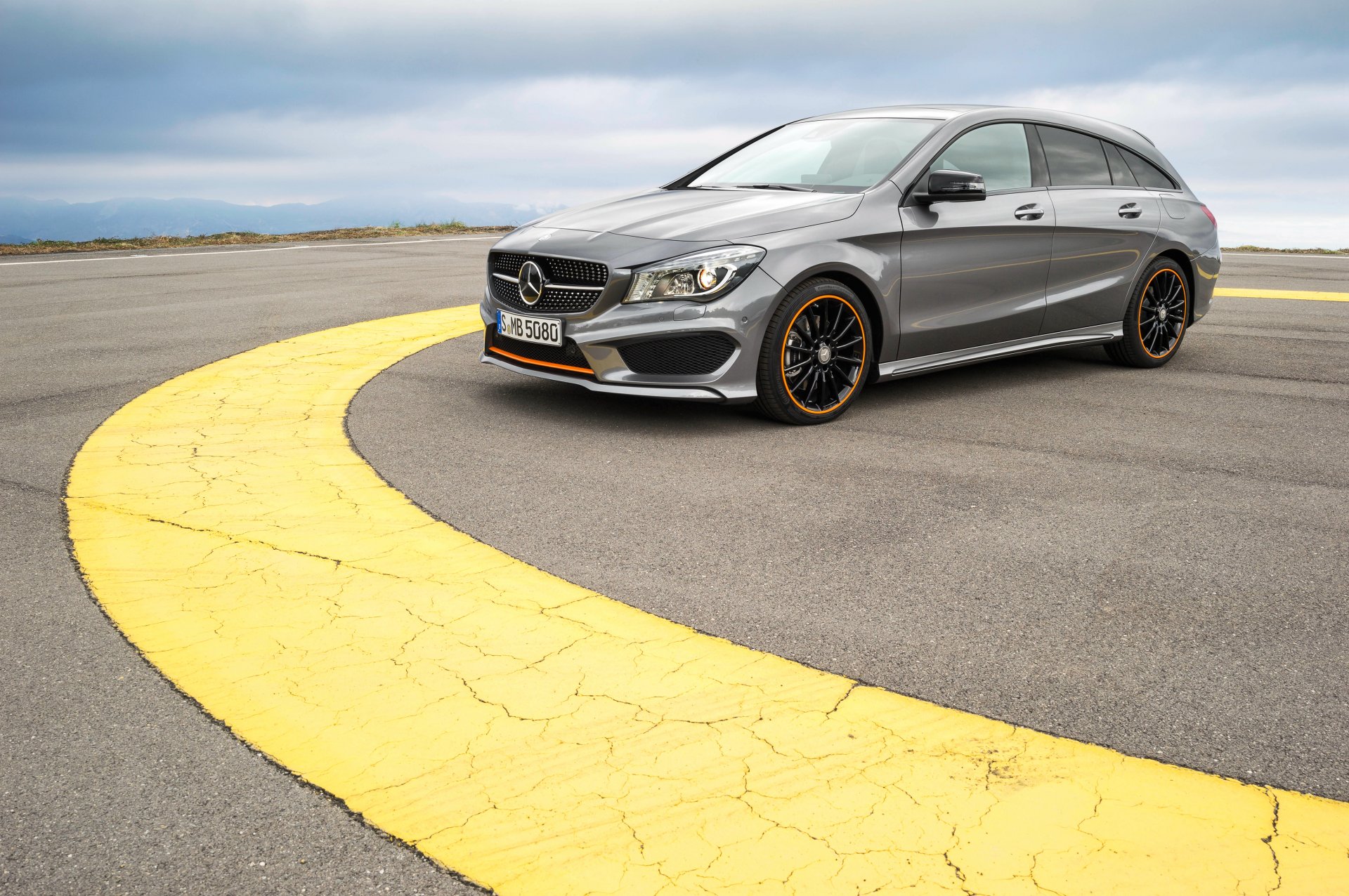 2015 mercedes-benz cla 4matic shooting brake amg pakiet sportowy orange x117 mercedes amg