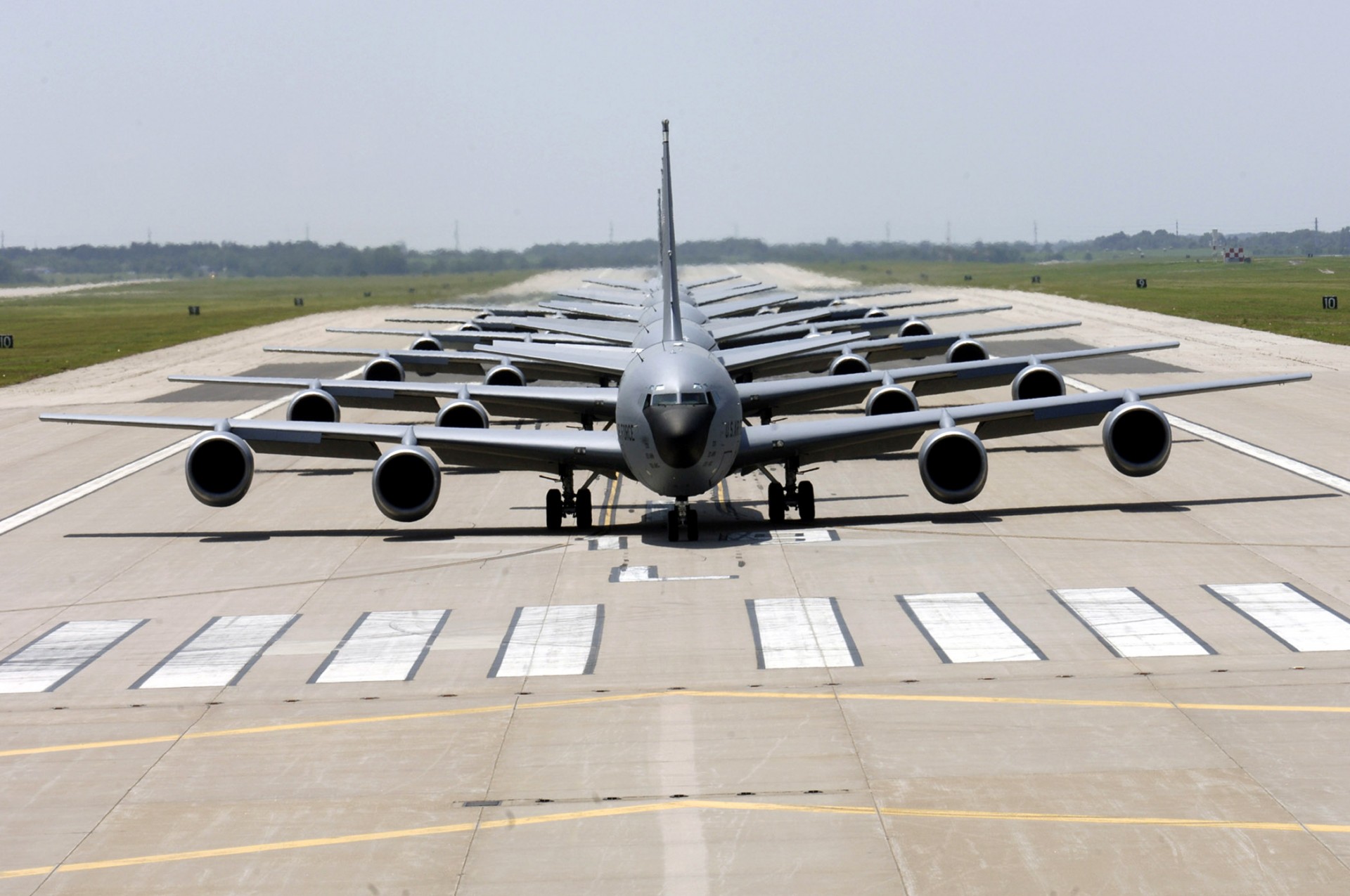 amerikanische transportflugzeuge startbahn flughafen