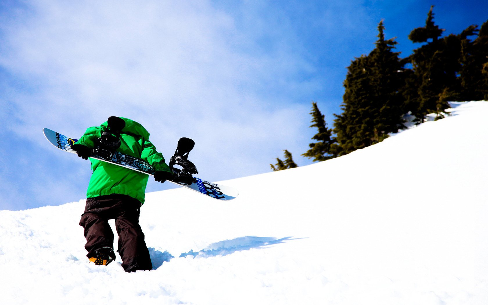 nieve subida snowboard chico invierno bosque montañas árboles cielo nubes tablero