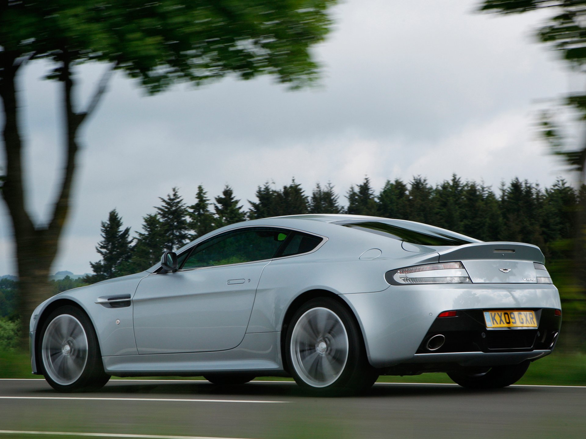 aston martin v12 vantage авто ракурс