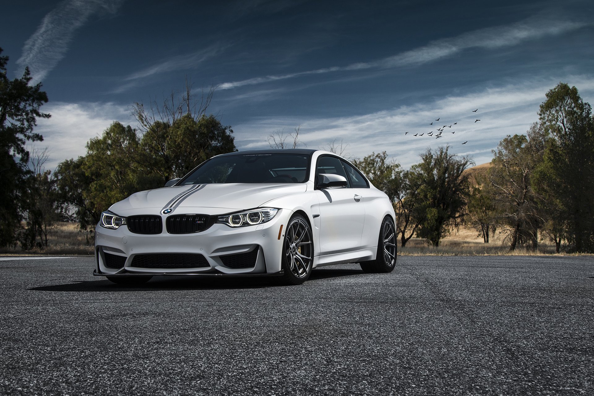 bmw m4 samochód vorsteiner biały