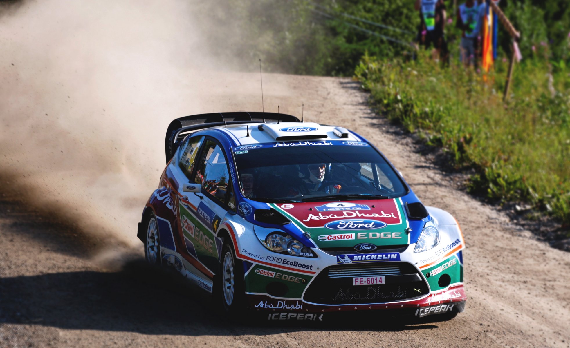 ford fiesta wrc rajd auto samochód sport wyścig przód reflektory maska kurz upał dzień