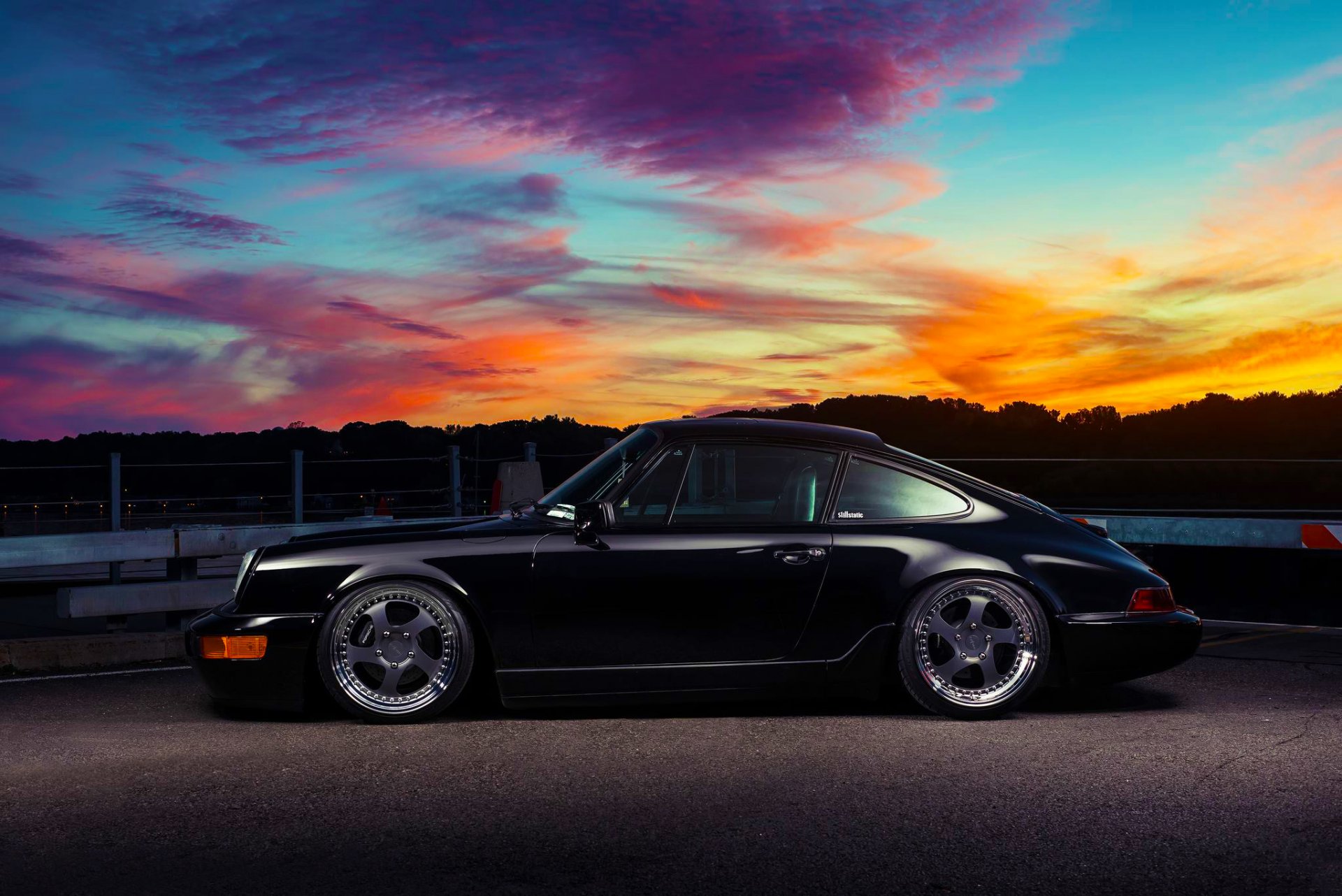 porsche 911 carrera classique noir côté coucher de soleil