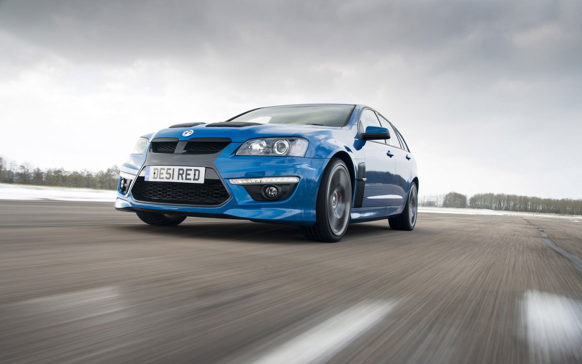 vauxhall vxr8 tourer machine front blue light winter in motion car