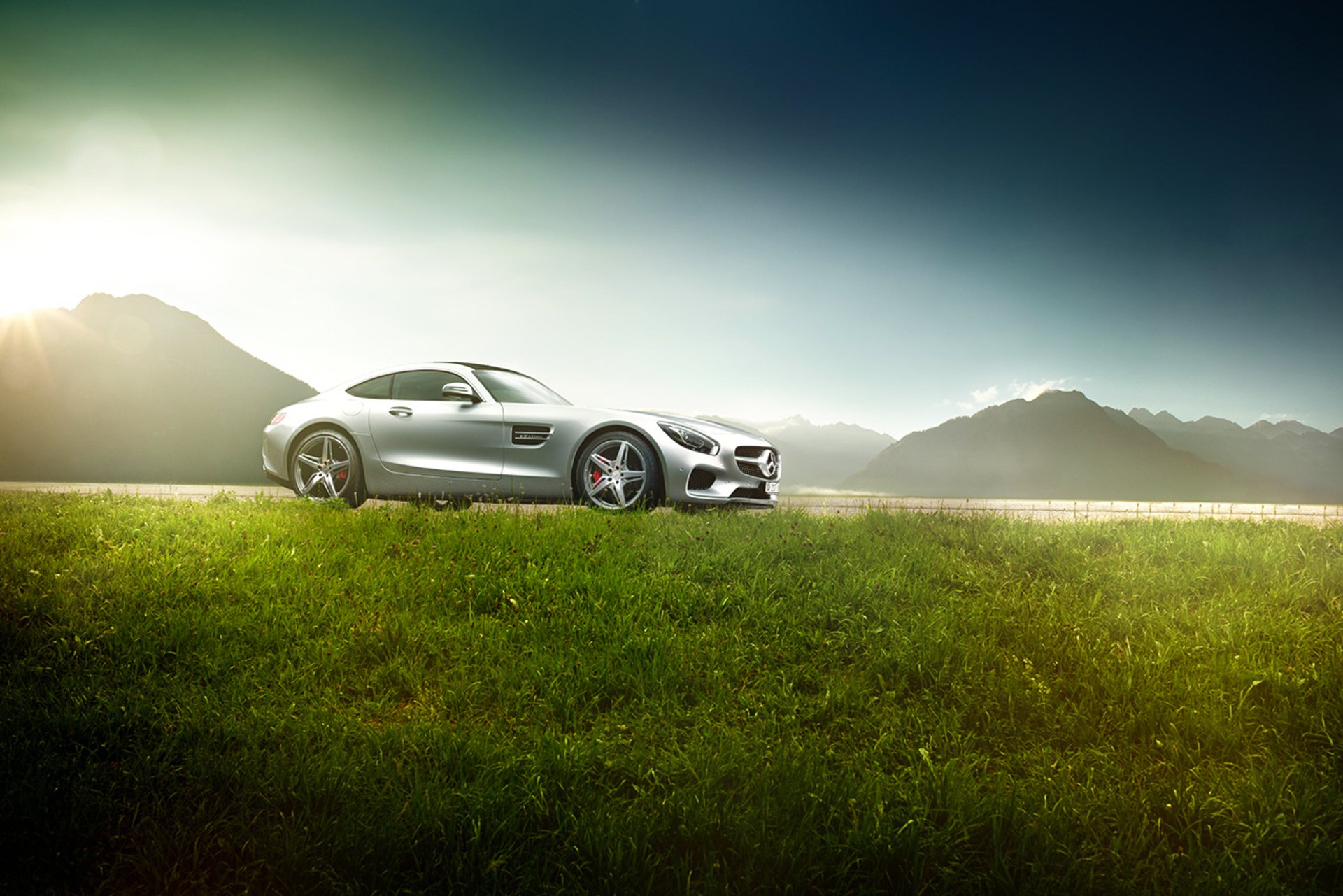 mercedes-benz amg gt s supersportwagen exotisch sonne licht gras